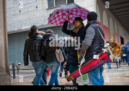 Ein bengalischer Einwanderer, der Regenschirme verkauft. Mailand. Italien Stockfoto