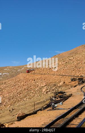 Eisenbahnwaggon mit rotem Zahnrad auf dem Pike's Peak in Colorado, USA Stockfoto