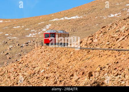 Eisenbahnwaggon mit rotem Zahnrad auf dem Pike's Peak in Colorado, USA Stockfoto