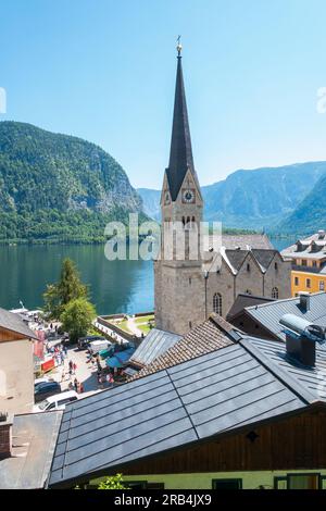 Blick auf die Stadt Hallstatt und den See Hallstatter See am Fluss Traun, protestantische Hallstatt-Kirche, Christ-Kirche (Zentrum), 29. Juni 2023. (CT Stockfoto