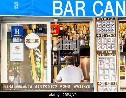 Barcelona, Spanien - 11. Juli 2017: Details der Bar mit unbekanntem Kunden im Viertel Les Corts in Barcelona, Spanien. Les Corts war früher ein Stadtmensch Stockfoto