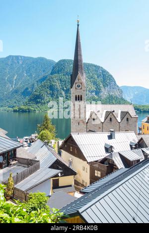 Blick auf die Stadt Hallstatt und den See Hallstatter See am Fluss Traun, protestantische Hallstatt-Kirche, Christ-Kirche (Zentrum), 29. Juni 2023. (CT Stockfoto