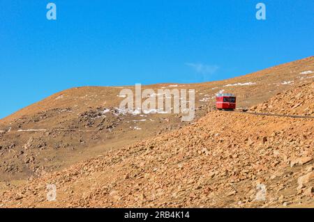 Eisenbahnwaggon mit rotem Zahnrad auf dem Pike's Peak in Colorado, USA Stockfoto