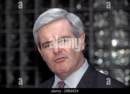 WASHINGTON DC - 1994. Sprecher des Hauses Newt Gingrich (R-GA) spricht mit Reportern außerhalb der ABC studioÕs nach seinem Auftritt in der Sonntagmorgen-Talkshow ÒThis WeekÓ Stockfoto