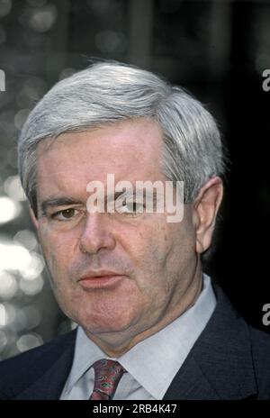 WASHINGTON DC - 1994. Sprecher des Hauses Newt Gingrich (R-GA) spricht mit Reportern außerhalb der ABC studioÕs nach seinem Auftritt in der Sonntagmorgen-Talkshow ÒThis WeekÓ Stockfoto