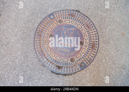 Straße, Kanalisationsdeckel auf einer Straße, Hallstatt, RHV HALLSTATTERSEE GEWASSERSCHUTZ im WELTERBE, WASSERSCHUTZ IM WELTKULTURERBE, Hallstatt Stadt, Stockfoto