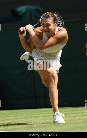 London, Großbritannien. 07. Juli 2023. Die belarussische Arnya Sabalenka spielt am fünften Tag der Wimbledon-Meisterschaft 2023 in London am Freitag, den 07. Juli 2023, in ihrer zweiten Runde gegen die französische Varvara Gracheva eine Rückhand. Foto: Hugo Philpott/UPI Credit: UPI/Alamy Live News Stockfoto