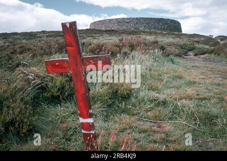 Grabstätte am Grianan von Aileach - einem neolithischen Hangfort, einst Sitz des Königreichs Ailech Stockfoto