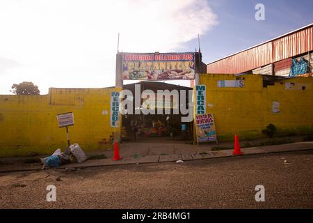 Tarapoto, Peru; 1. Oktober 2022: Bananengroßhandelsmarkt in der Stadt Tarapoto im peruanischen Dschungel. Stockfoto