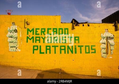 Tarapoto, Peru; 1. Oktober 2022: Bananengroßhandelsmarkt in der Stadt Tarapoto im peruanischen Dschungel. Stockfoto