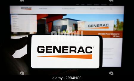 Person, die ein Smartphone mit dem Logo des US-Unternehmens Generac Holdings Inc. Auf dem Bildschirm vor der Website hält. Konzentrieren Sie sich auf das Display des Telefons. Stockfoto