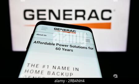 Mobiltelefon mit Webseite des US-Unternehmens Generac Holdings Inc. Auf dem Bildschirm vor dem Unternehmenslogo. Fokus auf oberer linker Seite des Telefondisplays. Stockfoto
