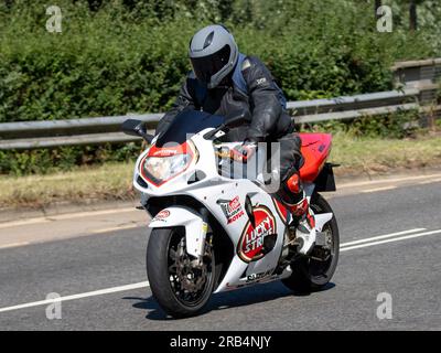 Milton Keynes, Großbritannien - Juli 7. 2023: Lucky Strike Suzuki Motorrad, das auf einer britischen Straße unterwegs ist Stockfoto