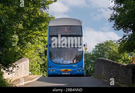 Milton Keynes, Großbritannien - 6. Juli 2023: 2007 Volvo Doppeldeckerbus auf einer schmalen, buckeligen Brücke Stockfoto