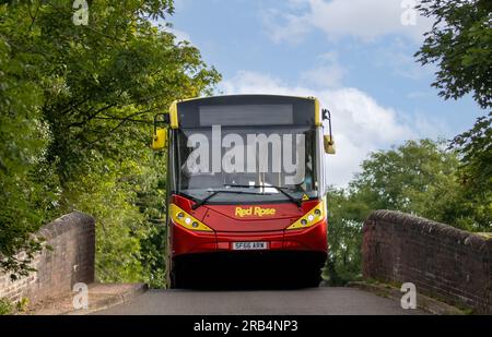 Milton Keynes, Großbritannien - 6. 2023. Juli: 2016 UHR ALEXANDER DENNIS Bus für Red Rose lokaler Bus Service auf einer ländlichen engen Brücke Stockfoto