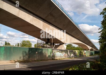 Denham, Buckinghamshire, Großbritannien. 6. Juli 2023. Bau des HS2 High Speed Rail Colne Valley Viaduct in Denham in Buckinghamshire. Das Viadukt erstreckt sich über mehr als 3 km über eine Reihe von Seen und Wasserstraßen zwischen Hillingdon und der M25. Es wird die längste Eisenbahnbrücke in Großbritannien sein. Das Projekt HS2 liegt nach wie vor weit über dem Budget und dem Zeitplan. Das Gebäude der Euston Station HS2 wurde von der Regierung für zwei Jahre auf Eis gelegt. Viele Leute sind der Meinung, dass das umweltschädliche Projekt gestrichen und stattdessen das Geld für den NHS verwendet werden sollte. Kredit: Maureen McLea Stockfoto