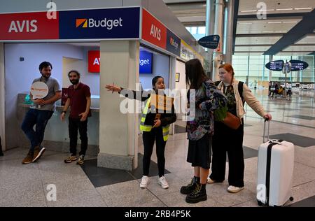 Treffpunkt für Mietwagen für Reisende, die am Flughafen Porto Terminal, Portugal ankommen Stockfoto