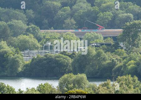 Denham, Buckinghamshire, Großbritannien. 6. Juli 2023. Bau des HS2 High Speed Rail Colne Valley Viaduct in Denham in Buckinghamshire. Das Viadukt erstreckt sich über mehr als 3 km über eine Reihe von Seen und Wasserstraßen zwischen Hillingdon und der M25. Es wird die längste Eisenbahnbrücke in Großbritannien sein. Das Projekt HS2 liegt nach wie vor weit über dem Budget und dem Zeitplan. Das Gebäude der Euston Station HS2 wurde von der Regierung für zwei Jahre auf Eis gelegt. Viele Leute sind der Meinung, dass das umweltschädliche Projekt gestrichen und stattdessen das Geld für den NHS verwendet werden sollte. Kredit: Maureen McLea Stockfoto