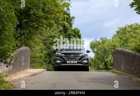 Milton Keynes, Großbritannien - Juli 6. 2023: 2018 HYUNDAI TUCSON Auto auf einer schmalen, Buckelbrücke Stockfoto