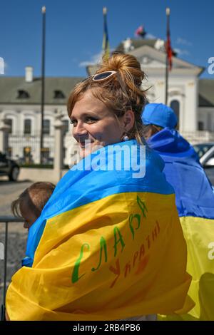 Bratislava, Slowakei. 07. Juli 2023. Die Menschen warten vor dem Präsidentenpalast in Bratislava, bis der ukrainische Präsident Wolodymyr Zelensky am 7. Juli 2023 mit der slowakischen Präsidentin Zuzana Caputova zusammentrifft. Kredit: Vaclav Salek/CTK Photo/Alamy Live News Stockfoto