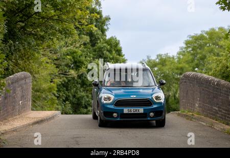 Milton Keynes, Großbritannien - Juli 6. 2023: Blauer 2017-Dieselmotor MINI COUNTRYMAN COOPER D AUTO auf einer schmalen Buckelbrücke Stockfoto