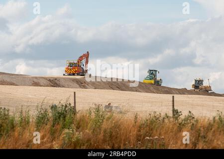 Denham, Buckinghamshire, Großbritannien. 6. Juli 2023. Bau des HS2 High Speed Rail Colne Valley Viaduct in Denham in Buckinghamshire. Das Viadukt erstreckt sich über mehr als 3 km über eine Reihe von Seen und Wasserstraßen zwischen Hillingdon und der M25. Es wird die längste Eisenbahnbrücke in Großbritannien sein. Das Projekt HS2 liegt nach wie vor weit über dem Budget und dem Zeitplan. Das Gebäude der Euston Station HS2 wurde von der Regierung für zwei Jahre auf Eis gelegt. Viele Leute sind der Meinung, dass das umweltschädliche Projekt gestrichen und stattdessen das Geld für den NHS verwendet werden sollte. Kredit: Maureen McLea Stockfoto