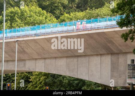 Denham, Buckinghamshire, Großbritannien. 6. Juli 2023. Bau des HS2 High Speed Rail Colne Valley Viaduct in Denham in Buckinghamshire. Das Viadukt erstreckt sich über mehr als 3 km über eine Reihe von Seen und Wasserstraßen zwischen Hillingdon und der M25. Es wird die längste Eisenbahnbrücke in Großbritannien sein. Das Projekt HS2 liegt nach wie vor weit über dem Budget und dem Zeitplan. Das Gebäude der Euston Station HS2 wurde von der Regierung für zwei Jahre auf Eis gelegt. Viele Leute sind der Meinung, dass das umweltschädliche Projekt gestrichen und stattdessen das Geld für den NHS verwendet werden sollte. Kredit: Maureen McLea Stockfoto