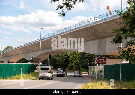 Denham, Buckinghamshire, Großbritannien. 6. Juli 2023. Bau des HS2 High Speed Rail Colne Valley Viaduct in Denham in Buckinghamshire. Das Viadukt erstreckt sich über mehr als 3 km über eine Reihe von Seen und Wasserstraßen zwischen Hillingdon und der M25. Es wird die längste Eisenbahnbrücke in Großbritannien sein. Das Projekt HS2 liegt nach wie vor weit über dem Budget und dem Zeitplan. Das Gebäude der Euston Station HS2 wurde von der Regierung für zwei Jahre auf Eis gelegt. Viele Leute sind der Meinung, dass das umweltschädliche Projekt gestrichen und stattdessen das Geld für den NHS verwendet werden sollte. Kredit: Maureen McLea Stockfoto