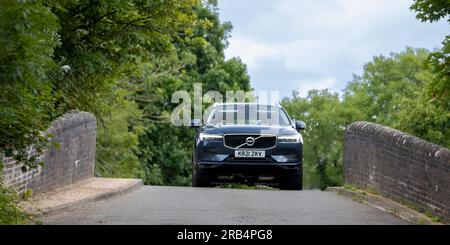Milton Keynes, Großbritannien - Juli 6. 2023: 2021 VOLVO XC60 MOMENTUM B5 MHEV AUTO Hybrid Electric Car auf einer schmalen, Buckelbrücke Stockfoto