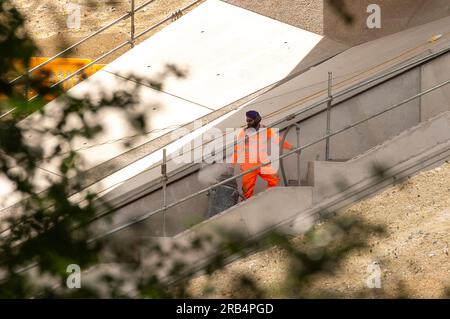 Denham, Buckinghamshire, Großbritannien. 6. Juli 2023. Bau des HS2 High Speed Rail Colne Valley Viaduct in Denham in Buckinghamshire. Das Viadukt erstreckt sich über mehr als 3 km über eine Reihe von Seen und Wasserstraßen zwischen Hillingdon und der M25. Es wird die längste Eisenbahnbrücke in Großbritannien sein. Das Projekt HS2 liegt nach wie vor weit über dem Budget und dem Zeitplan. Das Gebäude der Euston Station HS2 wurde von der Regierung für zwei Jahre auf Eis gelegt. Viele Leute sind der Meinung, dass das umweltschädliche Projekt gestrichen und stattdessen das Geld für den NHS verwendet werden sollte. Kredit: Maureen McLea Stockfoto