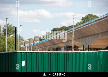 Denham, Buckinghamshire, Großbritannien. 6. Juli 2023. Bau des HS2 High Speed Rail Colne Valley Viaduct in Denham in Buckinghamshire. Das Viadukt erstreckt sich über mehr als 3 km über eine Reihe von Seen und Wasserstraßen zwischen Hillingdon und der M25. Es wird die längste Eisenbahnbrücke in Großbritannien sein. Das Projekt HS2 liegt nach wie vor weit über dem Budget und dem Zeitplan. Das Gebäude der Euston Station HS2 wurde von der Regierung für zwei Jahre auf Eis gelegt. Viele Leute sind der Meinung, dass das umweltschädliche Projekt gestrichen und stattdessen das Geld für den NHS verwendet werden sollte. Kredit: Maureen McLea Stockfoto