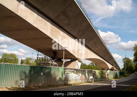 Denham, Buckinghamshire, Großbritannien. 6. Juli 2023. Bau des HS2 High Speed Rail Colne Valley Viaduct in Denham in Buckinghamshire. Das Viadukt erstreckt sich über mehr als 3 km über eine Reihe von Seen und Wasserstraßen zwischen Hillingdon und der M25. Es wird die längste Eisenbahnbrücke in Großbritannien sein. Das Projekt HS2 liegt nach wie vor weit über dem Budget und dem Zeitplan. Das Gebäude der Euston Station HS2 wurde von der Regierung für zwei Jahre auf Eis gelegt. Viele Leute sind der Meinung, dass das umweltschädliche Projekt gestrichen und stattdessen das Geld für den NHS verwendet werden sollte. Kredit: Maureen McLea Stockfoto