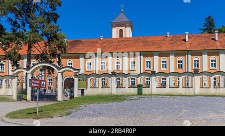 Beocin, Serbien - 03. Juli 2023: Serbisch-orthodoxes Kloster Rakovac am Fruska Gora Berg Vojvodina sonniger Sommertag. Stockfoto