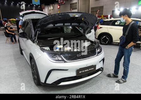 Bangkok, Thailand. 07. Juli 2023. Ein Besucher inspiziert einen BYD Dolphin Auto während der Thailand Fast Auto Show 2023 im Bangkok International Trade and Exhibition Center (BITEC). Kredit: SOPA Images Limited/Alamy Live News Stockfoto