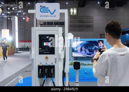 Bangkok, Thailand. 07. Juli 2023. Ein Besucher hat während der Thailand Fast Auto Show 2023 im Bangkok International Trade and Exhibition Center (BITEC) ein Foto der Ladestation der EV-Station PluZ gemacht. Kredit: SOPA Images Limited/Alamy Live News Stockfoto