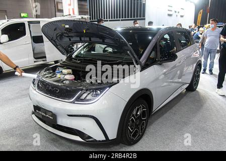 Bangkok, Thailand. 07. Juli 2023. Ein BYD Dolphin Auto, das auf der Thailand Fast Auto Show 2023 im Bangkok International Trade and Exhibition Center (BITEC) ausgestellt wurde. Kredit: SOPA Images Limited/Alamy Live News Stockfoto