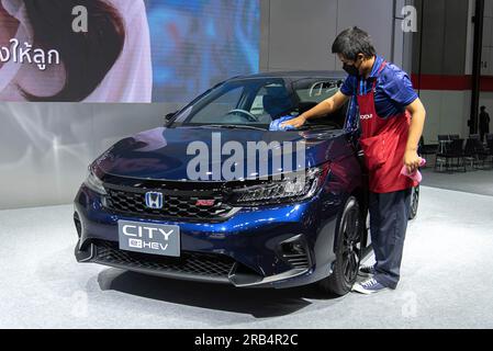Bangkok, Thailand. 07. Juli 2023. Ein Arbeiter sah während der Thailand Fast Auto Show 2023 im Bangkok International Trade and Exhibition Center (BITEC) ein Honda City e:HEV-Auto reinigen. Kredit: SOPA Images Limited/Alamy Live News Stockfoto