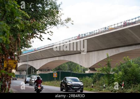 Denham, Buckinghamshire, Großbritannien. 6. Juli 2023. Bau des HS2 High Speed Rail Colne Valley Viaduct in Denham in Buckinghamshire. Das Viadukt erstreckt sich über mehr als 3 km über eine Reihe von Seen und Wasserstraßen zwischen Hillingdon und der M25. Es wird die längste Eisenbahnbrücke in Großbritannien sein. Das Projekt HS2 liegt nach wie vor weit über dem Budget und dem Zeitplan. Das Gebäude der Euston Station HS2 wurde von der Regierung für zwei Jahre auf Eis gelegt. Viele Leute sind der Meinung, dass das umweltschädliche Projekt gestrichen und stattdessen das Geld für den NHS verwendet werden sollte. Kredit: Maureen McLea Stockfoto