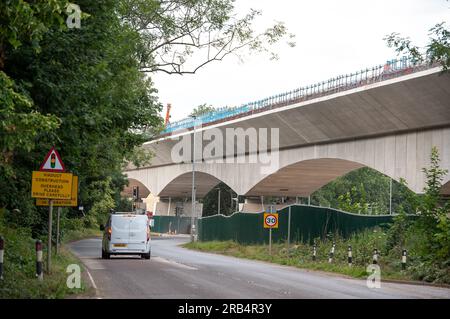 Denham, Buckinghamshire, Großbritannien. 6. Juli 2023. Bau des HS2 High Speed Rail Colne Valley Viaduct in Denham in Buckinghamshire. Das Viadukt erstreckt sich über mehr als 3 km über eine Reihe von Seen und Wasserstraßen zwischen Hillingdon und der M25. Es wird die längste Eisenbahnbrücke in Großbritannien sein. Das Projekt HS2 liegt nach wie vor weit über dem Budget und dem Zeitplan. Das Gebäude der Euston Station HS2 wurde von der Regierung für zwei Jahre auf Eis gelegt. Viele Leute sind der Meinung, dass das umweltschädliche Projekt gestrichen und stattdessen das Geld für den NHS verwendet werden sollte. Kredit: Maureen McLea Stockfoto