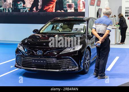 Bangkok, Thailand. 07. Juli 2023. Ein Besucher inspiziert einen Toyota Camry während der Thailand Fast Auto Show 2023 im Bangkok International Trade and Exhibition Center (BITEC). Kredit: SOPA Images Limited/Alamy Live News Stockfoto