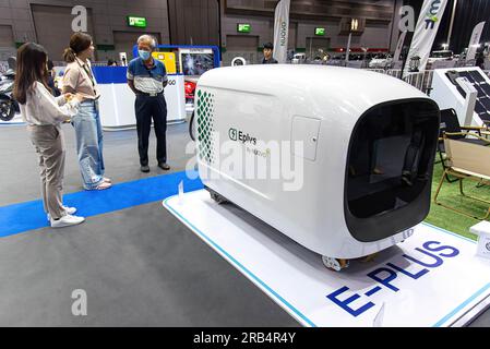 Bangkok, Thailand. 07. Juli 2023. Auf der Thailand Fast Auto Show 2023 im Bangkok International Trade and Exhibition Center (BITEC) besichtigen Besucher einen intelligenten Ladestapel für EPLVS-Energiespeicher. Kredit: SOPA Images Limited/Alamy Live News Stockfoto