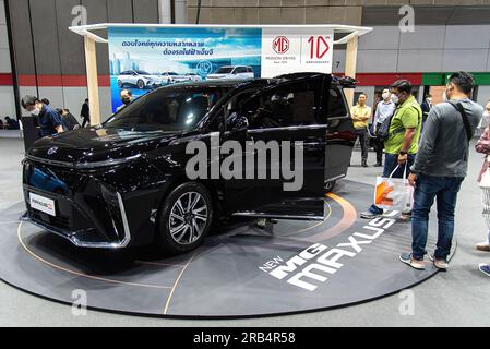 Bangkok, Thailand. 07. Juli 2023. Besucher besichtigen einen MG New Maxus 9 während der Thailand Fast Auto Show 2023 im Bangkok International Trade and Exhibition Center (BITEC). Kredit: SOPA Images Limited/Alamy Live News Stockfoto