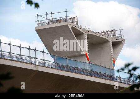 Denham, Buckinghamshire, Großbritannien. 6. Juli 2023. Bau des HS2 High Speed Rail Colne Valley Viaduct in Denham in Buckinghamshire. Das Viadukt erstreckt sich über mehr als 3 km über eine Reihe von Seen und Wasserstraßen zwischen Hillingdon und der M25. Es wird die längste Eisenbahnbrücke in Großbritannien sein. Das Projekt HS2 liegt nach wie vor weit über dem Budget und dem Zeitplan. Das Gebäude der Euston Station HS2 wurde von der Regierung für zwei Jahre auf Eis gelegt. Viele Leute sind der Meinung, dass das umweltschädliche Projekt gestrichen und stattdessen das Geld für den NHS verwendet werden sollte. Kredit: Maureen McLea Stockfoto