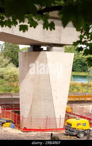 Denham, Buckinghamshire, Großbritannien. 6. Juli 2023. Bau des HS2 High Speed Rail Colne Valley Viaduct in Denham in Buckinghamshire. Das Viadukt erstreckt sich über mehr als 3 km über eine Reihe von Seen und Wasserstraßen zwischen Hillingdon und der M25. Es wird die längste Eisenbahnbrücke in Großbritannien sein. Das Projekt HS2 liegt nach wie vor weit über dem Budget und dem Zeitplan. Das Gebäude der Euston Station HS2 wurde von der Regierung für zwei Jahre auf Eis gelegt. Viele Leute sind der Meinung, dass das umweltschädliche Projekt gestrichen und stattdessen das Geld für den NHS verwendet werden sollte. Kredit: Maureen McLea Stockfoto