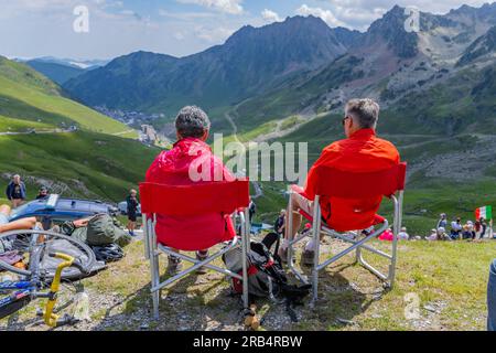 Col du Tourmalet, Frankreich - Juli 06 2023: Radsportfans warten auf das buch auf dem Gipfel des Col du Tourmalet in den Pyerenees während der Bühne Stockfoto