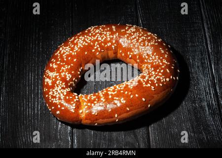 Bagel auf schwarzem Holzhintergrund Stockfoto