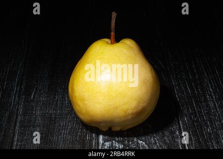 gelbe nashi-Birne auf Holzhintergrund Stockfoto