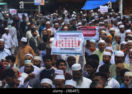 Die Demonstranten nehmen nach dem Freitag an einer Kundgebung gegen das Verbrennen einer Kopie des Heiligen Korans in Schweden, in Dhaka, Bangladesch, Teil. 07. Juli 2023. Ein irakischer Flüchtling, der in Schweden lebt, zündete am 28. Juni 2023 während eines Protests vor einer Moschee in Stockholm eine Kopie des Korans an. Der Akt zog in mehreren Ländern weit verbreitete Empörung und Verurteilung hervor. Foto: Habibur Rahman/ABACAPRESS.COM Kredit: Abaca Press/Alamy Live News Stockfoto