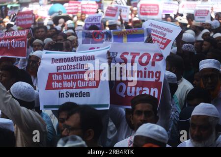 Die Demonstranten nehmen nach dem Freitag an einer Kundgebung gegen das Verbrennen einer Kopie des Heiligen Korans in Schweden, in Dhaka, Bangladesch, Teil. 07. Juli 2023. Ein irakischer Flüchtling, der in Schweden lebt, zündete am 28. Juni 2023 während eines Protests vor einer Moschee in Stockholm eine Kopie des Korans an. Der Akt zog in mehreren Ländern weit verbreitete Empörung und Verurteilung hervor. Foto: Habibur Rahman/ABACAPRESS.COM Kredit: Abaca Press/Alamy Live News Stockfoto