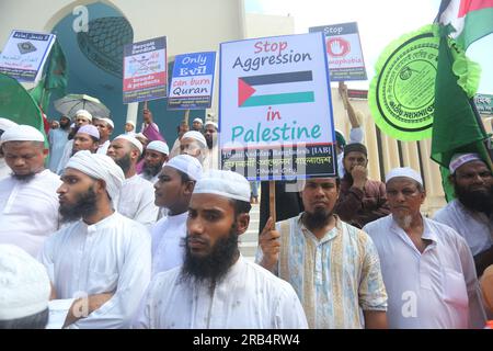 Die Demonstranten nehmen nach dem Freitag an einer Kundgebung gegen das Verbrennen einer Kopie des Heiligen Korans in Schweden, in Dhaka, Bangladesch, Teil. 07. Juli 2023. Ein irakischer Flüchtling, der in Schweden lebt, zündete am 28. Juni 2023 während eines Protests vor einer Moschee in Stockholm eine Kopie des Korans an. Der Akt zog in mehreren Ländern weit verbreitete Empörung und Verurteilung hervor. Foto: Habibur Rahman/ABACAPRESS.COM Kredit: Abaca Press/Alamy Live News Stockfoto